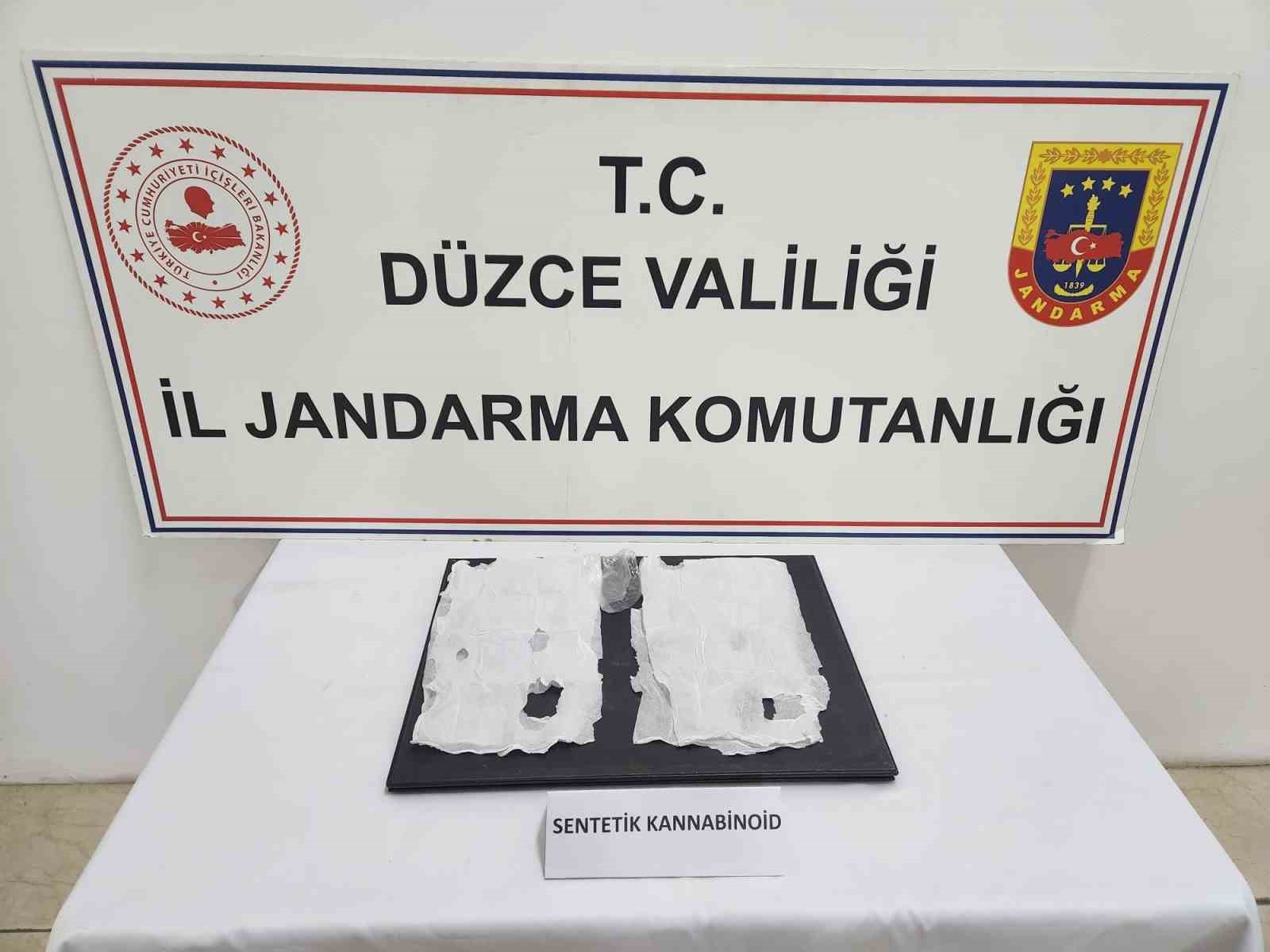 uyusturucu maddeyi peceteye emdirip ayakkabisina saklamis 0 mS88mN42