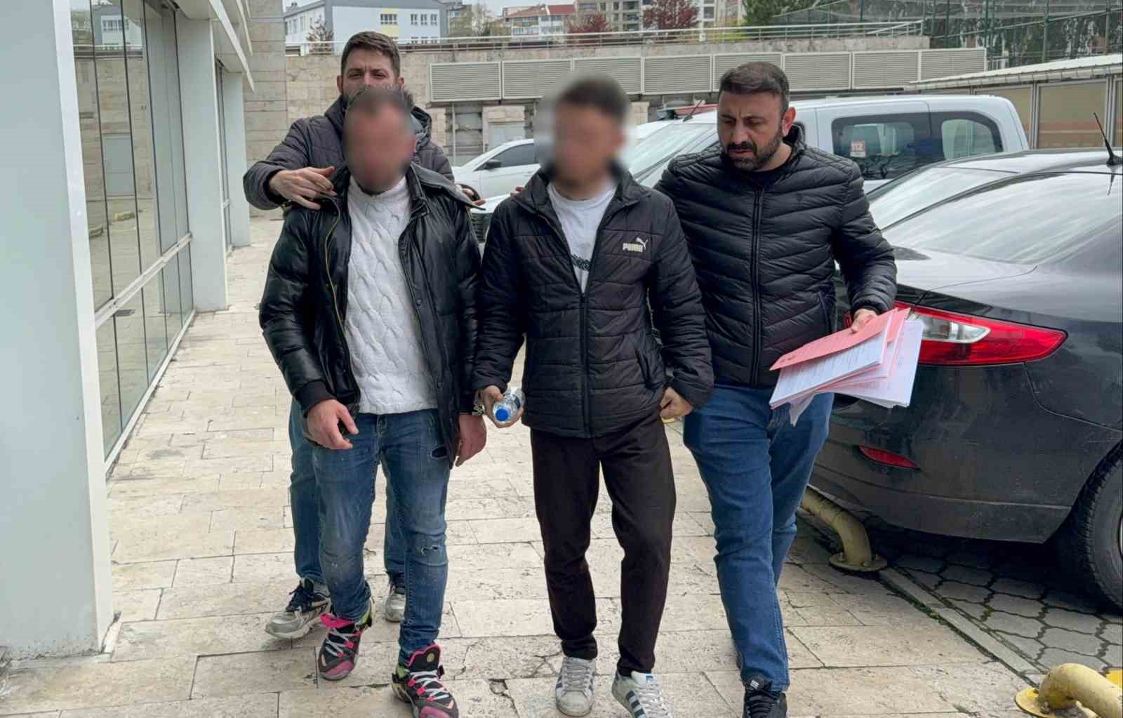 Uyuşturucu operasyonunda gözaltına alınan 2 kişi adliyeye sevk edildi 4 uyusturucu operasyonunda gozaltina alinan 2 kisi adliyeye sevk edildi 0
