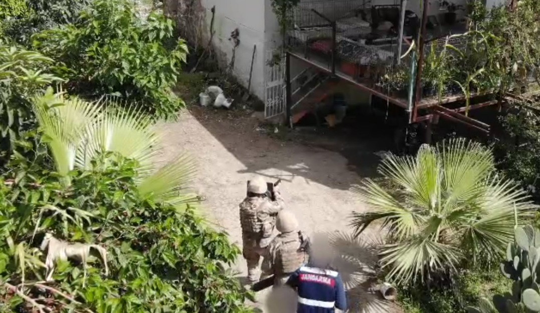 Uyuşturucu satıcılarına şafak operasyonu: Yüzlerce kilo uyuşturucu ve 5 tabanca ele geçirildi 5 uyusturucu saticilarina safak operasyonu yuzlerce kilo uyusturucu ve 5 tabanca ele gecirildi 1 WiMehRFd