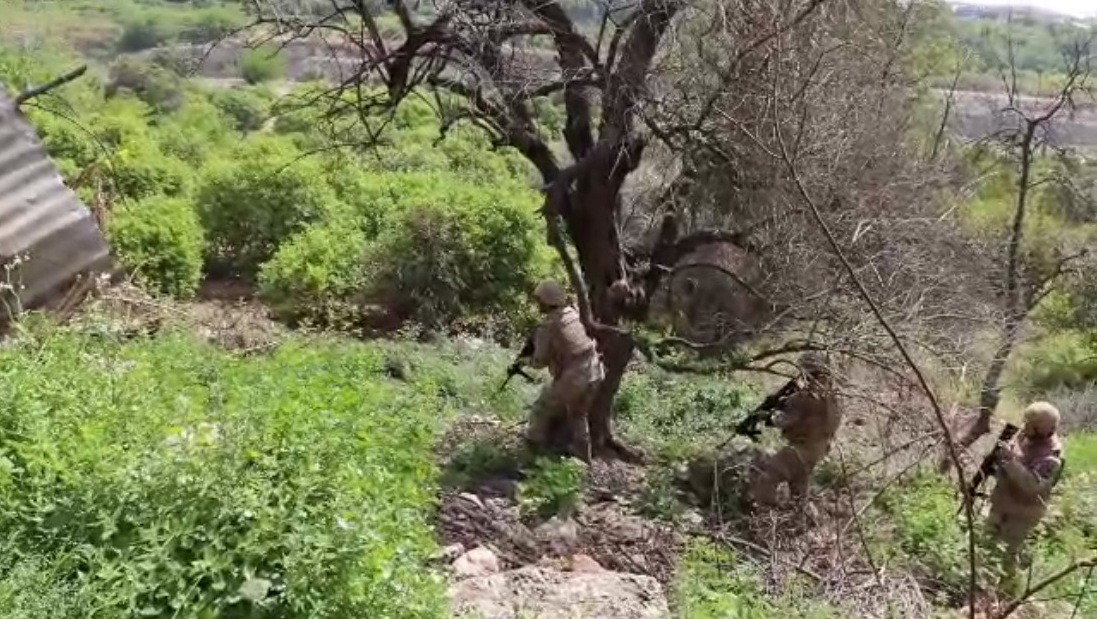 Uyuşturucu satıcılarına şafak operasyonu: Yüzlerce kilo uyuşturucu ve 5 tabanca ele geçirildi 6 uyusturucu saticilarina safak operasyonu yuzlerce kilo uyusturucu ve 5 tabanca ele gecirildi 2 XGrv2Xei