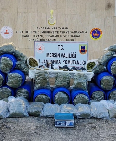 uyusturucu-saticilarina-safak-operasyonu-yuzlerce-kilo-uyusturucu-ve-5-tabanca-ele-gecirildi-CKWWGe37.jpg