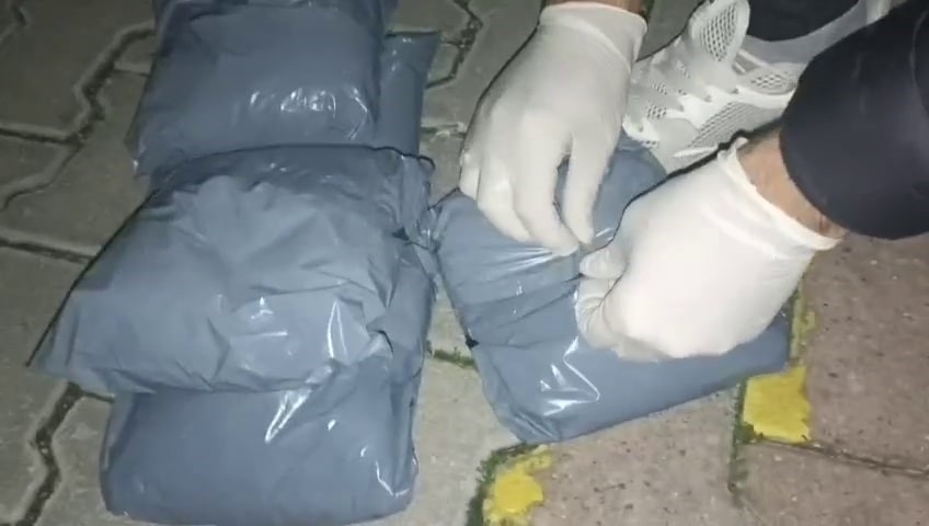 Uyuşturucu sevkiyatında yakalanan emekli polis tutuklandı 4 uyusturucu sevkiyatinda yakalanan emekli polis tutuklandi 0 OdcQhy7y