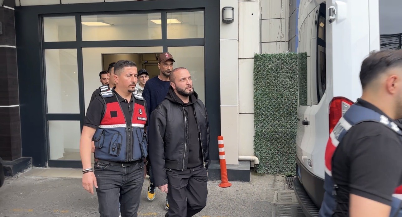 uyusturucu sorusturmasinda gozaltina alinan unluler saglik kontrolunden gecirildi 0 lEKGtpC7