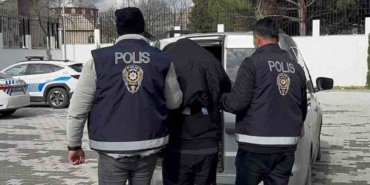 uyusturucu-tacirinden-soke-eden-yontem-maddeleri-trafik-tabelalarina-birakti-THp1Zp9M.jpg