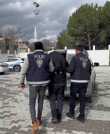 uyusturucu-tacirinden-soke-eden-yontem-maddeleri-trafik-tabelalarina-birakti-THp1Zp9M.jpg