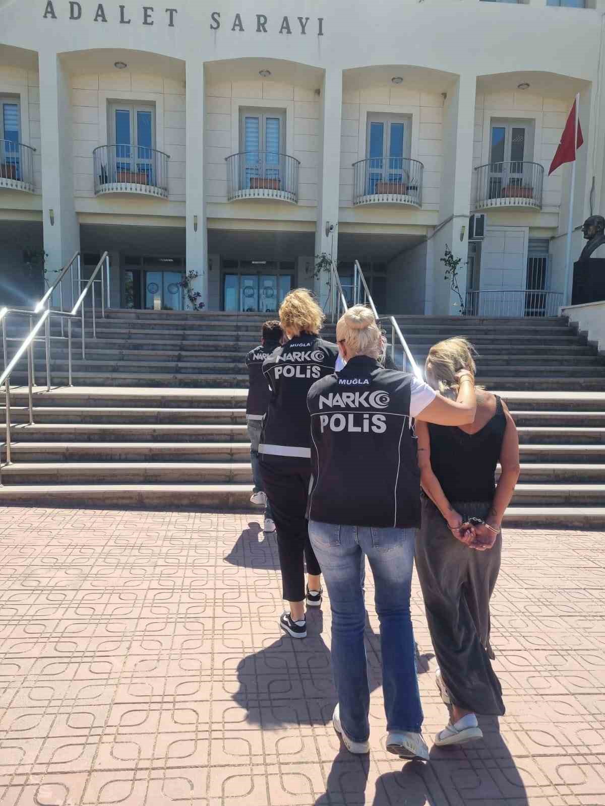 Uyuşturucu tacirlerine ağır darbe: 900 gram skunk, kokain ve pres makinesi ele geçirildi 4 uyusturucu tacirlerine agir darbe 900 gram skunk kokain ve pres makinesi ele gecirildi 0 8hJnt9Un