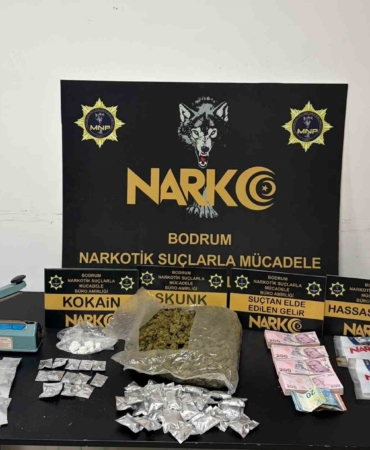 uyusturucu-tacirlerine-agir-darbe-900-gram-skunk-kokain-ve-pres-makinesi-ele-gecirildi-hc7BFFlG.jpg