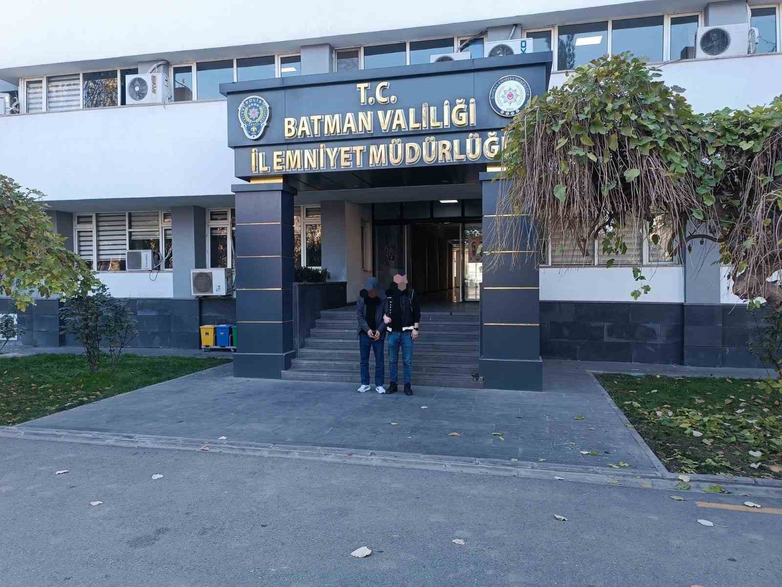 Uyuşturucu ticaretinden 31 yıl kesinleşmiş cezası bulunan 1 kişi yakalandı 4 uyusturucu ticaretinden 31 yil kesinlesmis cezasi bulunan 1 kisi yakalandi 0 PQlPibEL