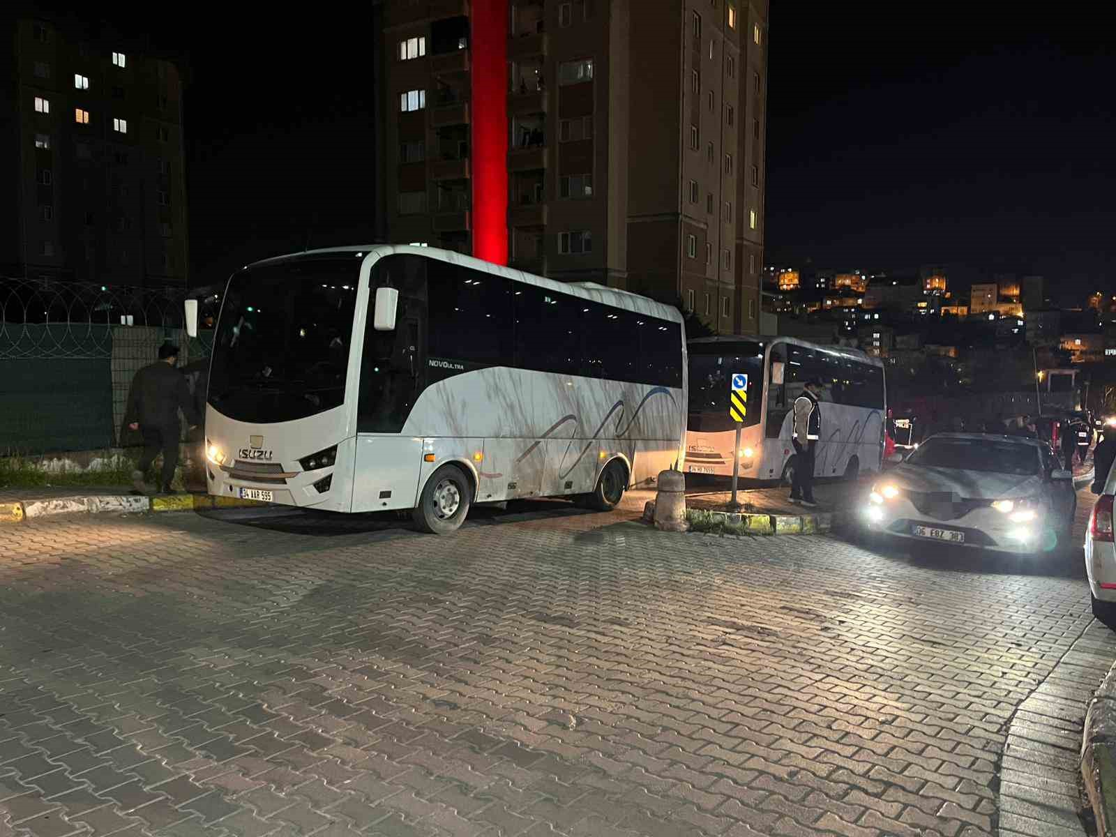 uyusturucu ve fuhus sorusturmasinda gozaltina alinan unlu isimler saglik kontrolunden gecti 1 tT1Ipuz7