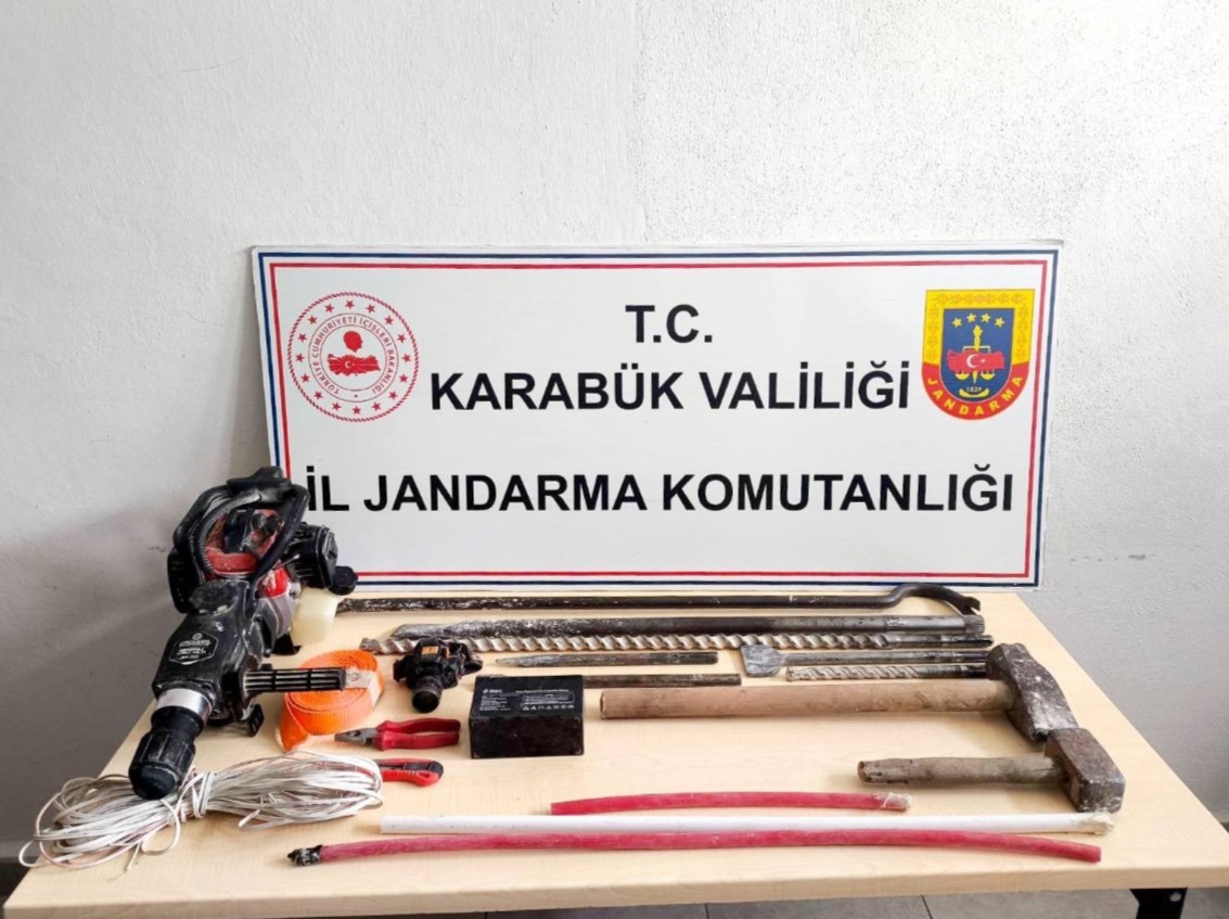 Uyuşturucu ve kaçak kazı operasyonunda 5 şüpheli yakalandı 4 uyusturucu ve kacak kazi operasyonunda 5 supheli yakalandi 0 a15maByn