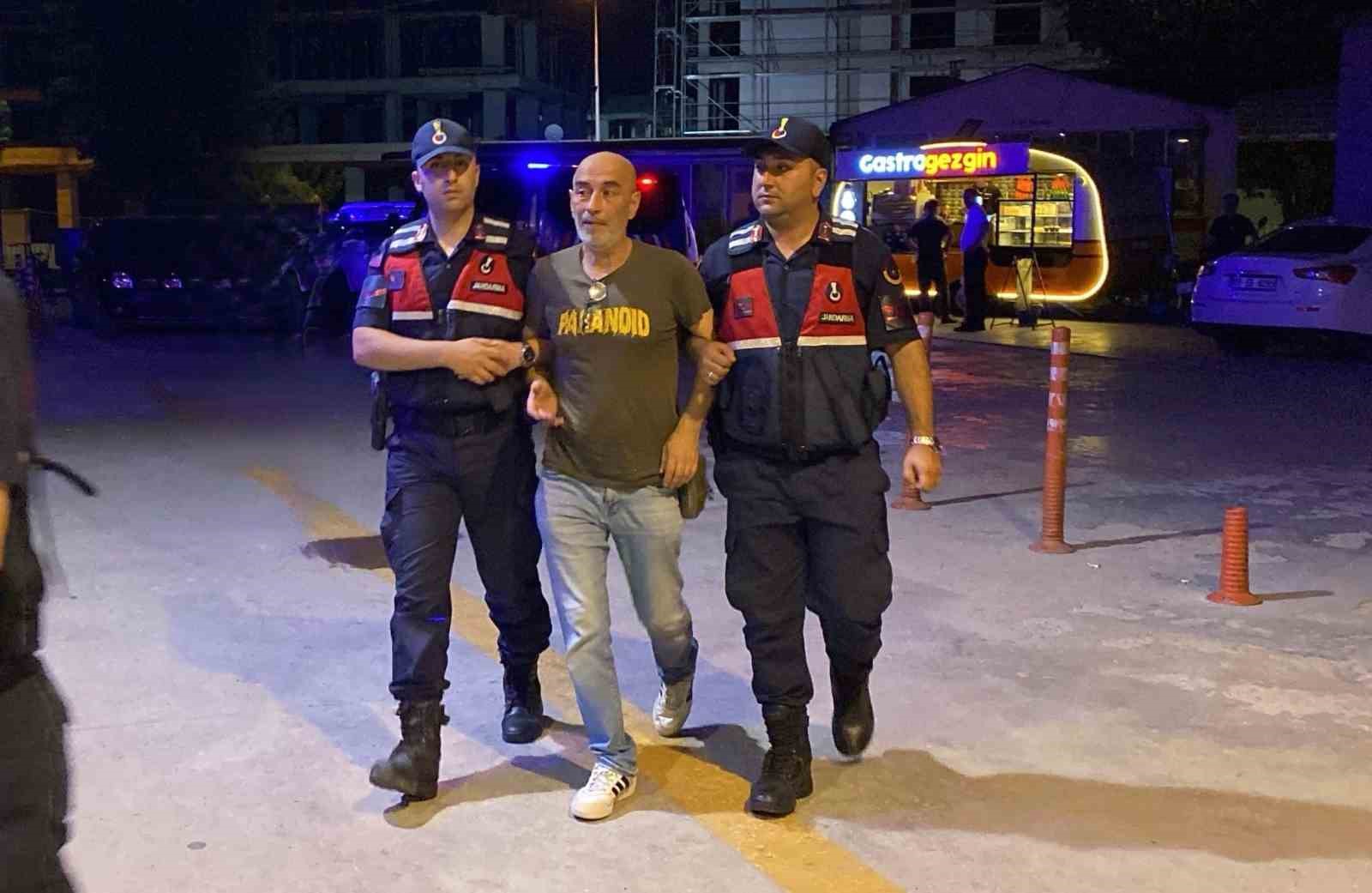 uyusturucudan gozaltina alinan ezel akayin kenevir tarlasina cevirdigi evinden sok goruntuler 0 UBl7zlhP