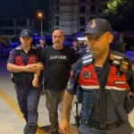 uyusturucudan-gozaltina-alinan-ezel-akayin-kenevir-tarlasina-cevirdigi-evinden-sok-goruntuler-ArNrcVpa.jpg