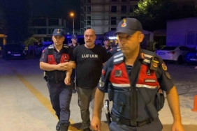 Adana’da kaskla servis aracının camını kıran sürücü serbest kaldı 1 thumbnail