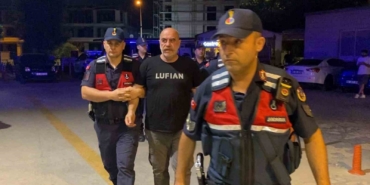 uyusturucudan-gozaltina-alinan-ezel-akayin-kenevir-tarlasina-cevirdigi-evinden-sok-goruntuler-ArNrcVpa.jpg