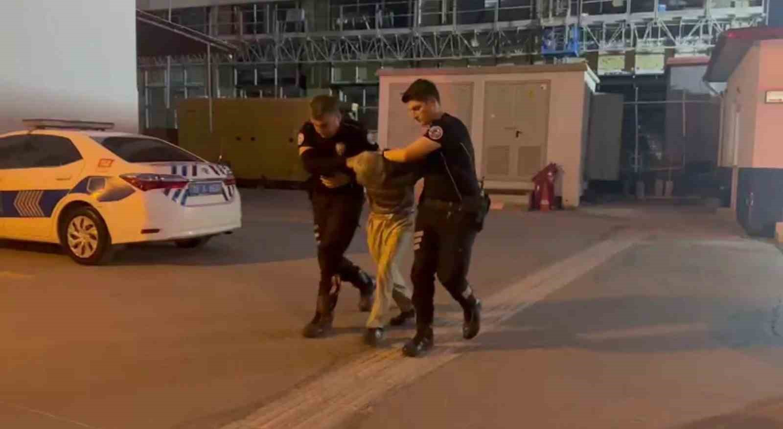 uyusturucuyu bantla beline ve bacaklarina saran zehir taciri hayrete dusurdu 2 VENcrTpn