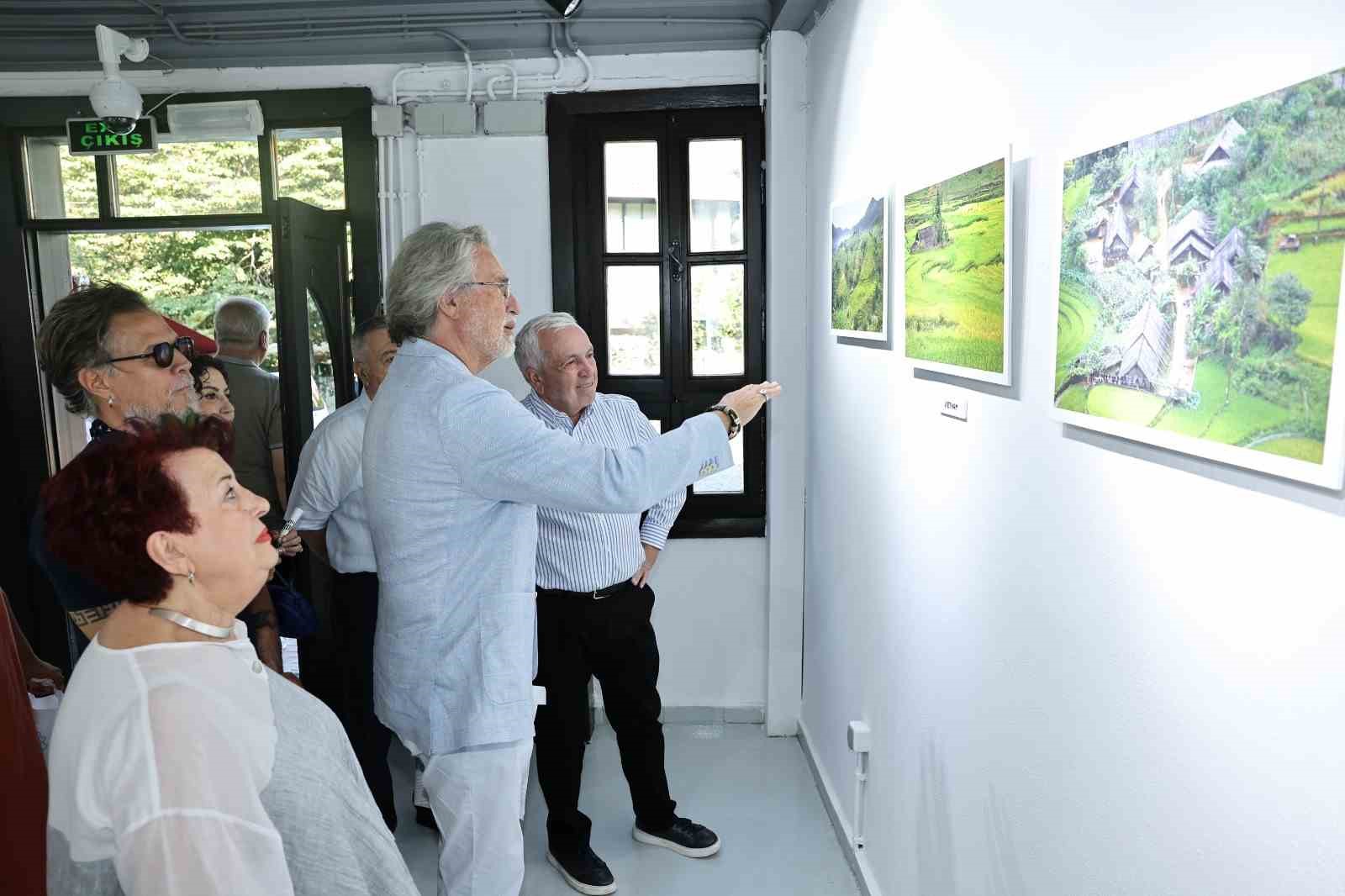 "Uzaklarda Bir Yerlerde" sergisi açıldı 8 uzaklarda bir yerlerde sergisi acildi 4 AiJufdIy