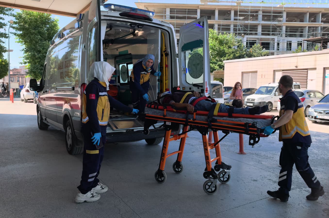 uzerinden traktor gecti agir yalandi 4 Gn8nswG4