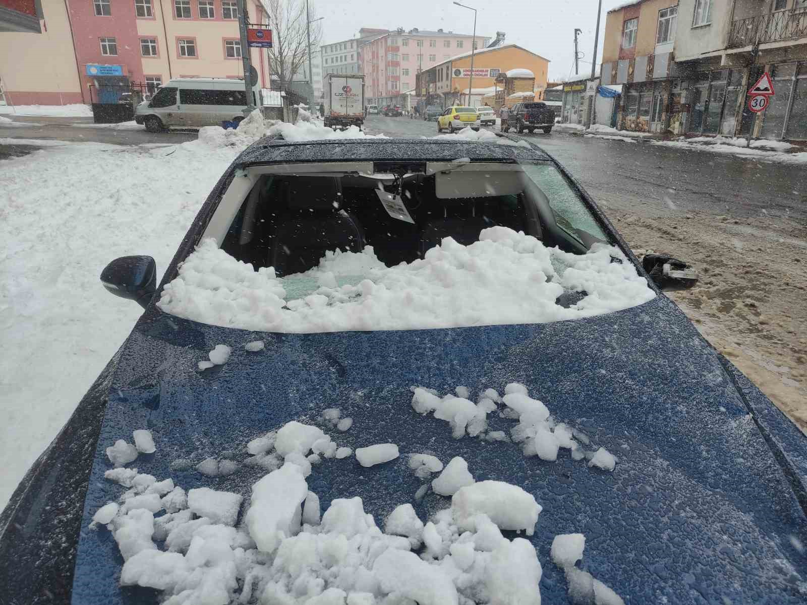 uzerine catidan kar kutlesi dusen otomobil kullanilamaz hale geldi 0 ZiOBvr9s