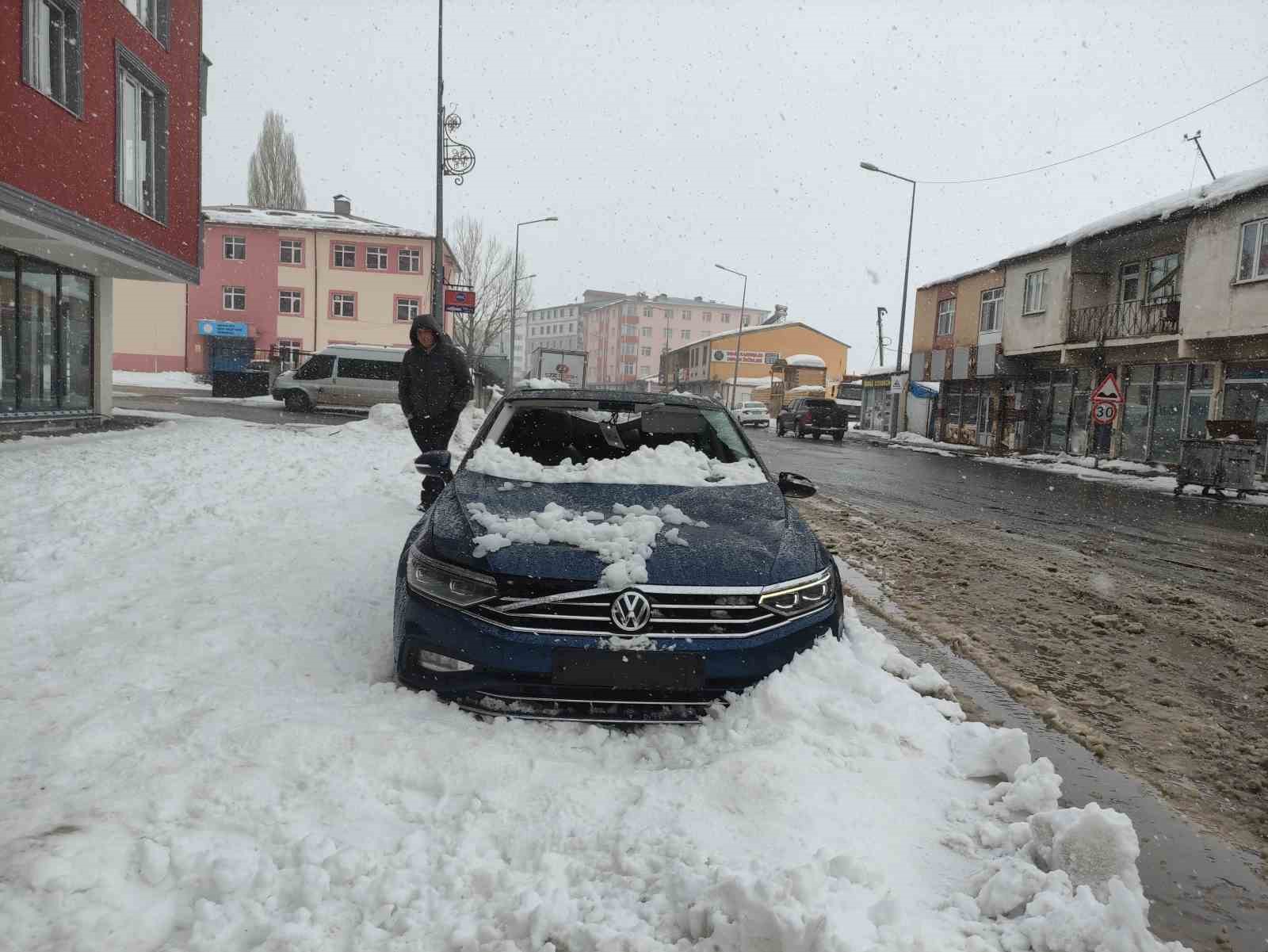 uzerine catidan kar kutlesi dusen otomobil kullanilamaz hale geldi 1 89mUAXry
