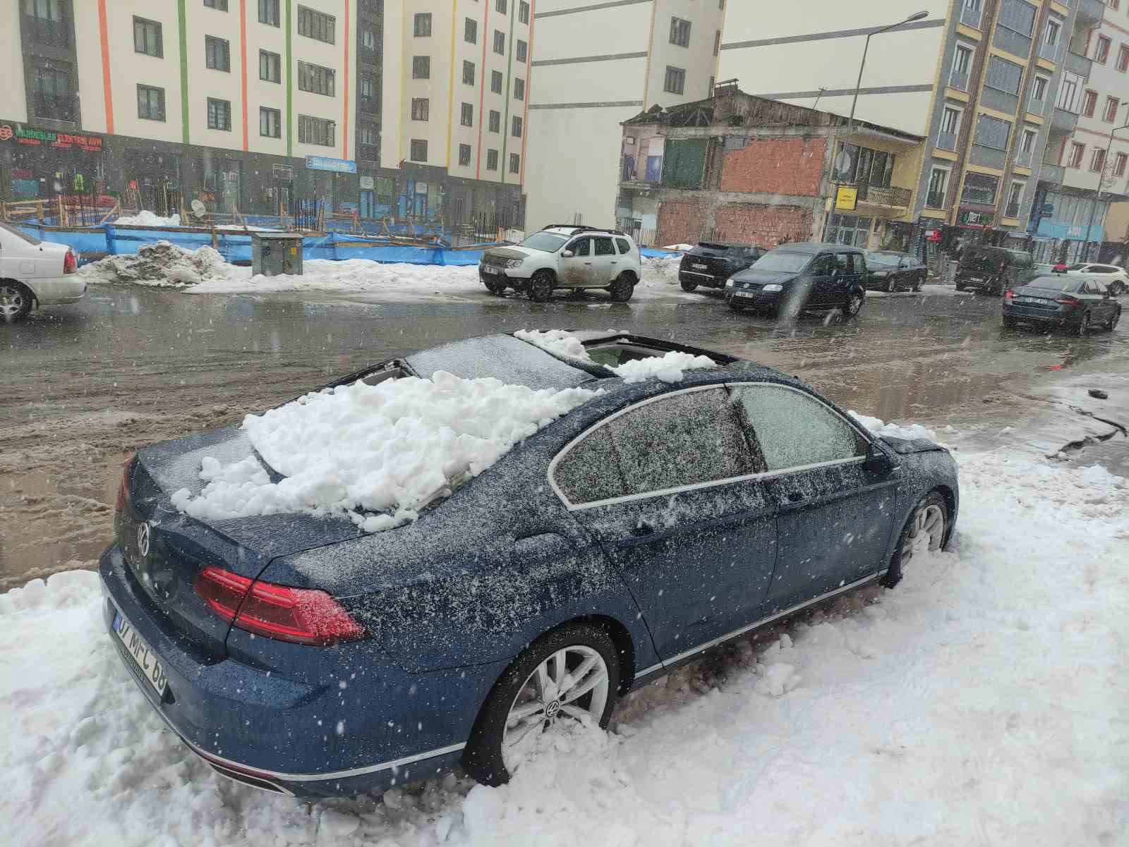 uzerine catidan kar kutlesi dusen otomobil kullanilamaz hale geldi 2 Em4vXYDP