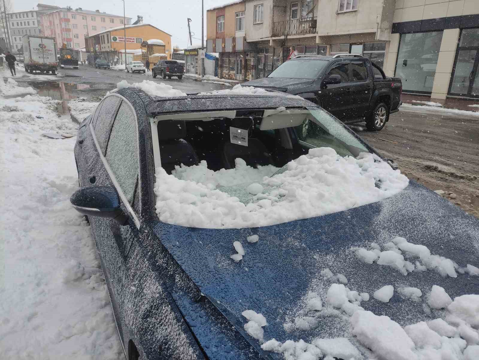 uzerine catidan kar kutlesi dusen otomobil kullanilamaz hale geldi 3 dff7PKbk