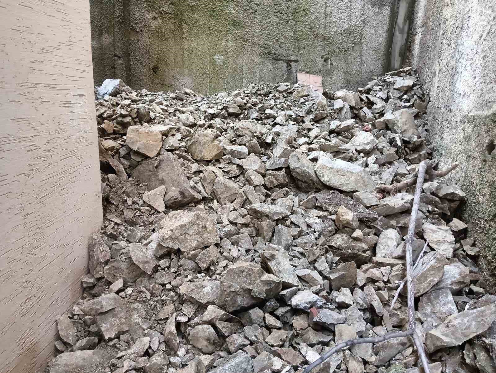 Üzerine gecekondular inşa edilen kayalıklardan düşen parçalar iki binanın mühürlenmesine neden oldu 5 uzerine gecekondular insa edilen kayaliklardan dusen parcalar iki binanin muhurlenmesine neden oldu 1
