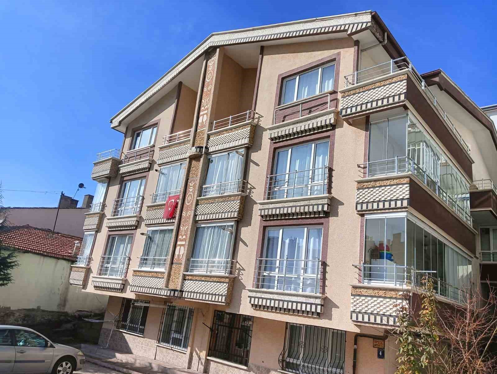 Üzerine gecekondular inşa edilen kayalıklardan düşen parçalar iki binanın mühürlenmesine neden oldu 6 uzerine gecekondular insa edilen kayaliklardan dusen parcalar iki binanin muhurlenmesine neden oldu 2 JZKBNtNR