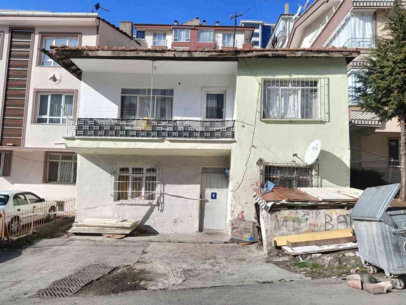 Üzerine gecekondular inşa edilen kayalıklardan düşen parçalar iki binanın mühürlenmesine neden oldu 8 uzerine gecekondular insa edilen kayaliklardan dusen parcalar iki binanin muhurlenmesine neden oldu 4 ElqHKglj