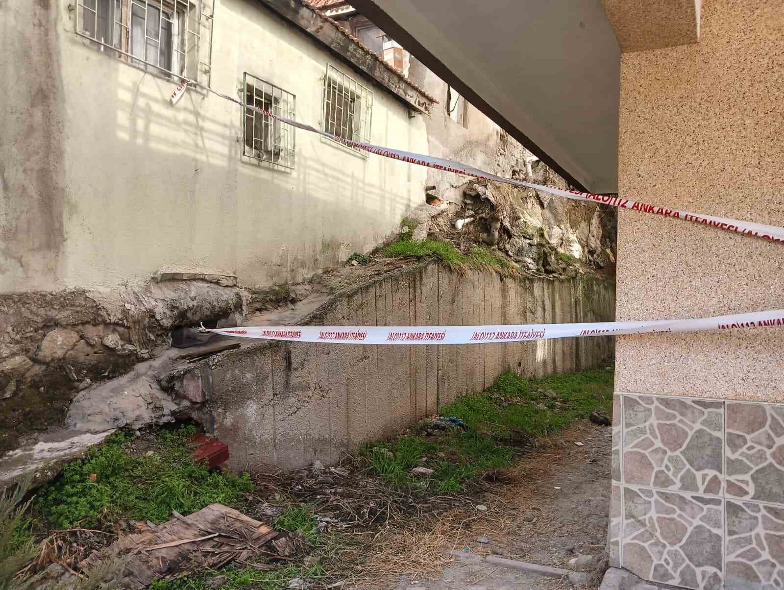 Üzerine gecekondular inşa edilen kayalıklardan düşen parçalar iki binanın mühürlenmesine neden oldu 9 uzerine gecekondular insa edilen kayaliklardan dusen parcalar iki binanin muhurlenmesine neden oldu 5 MyivshDb