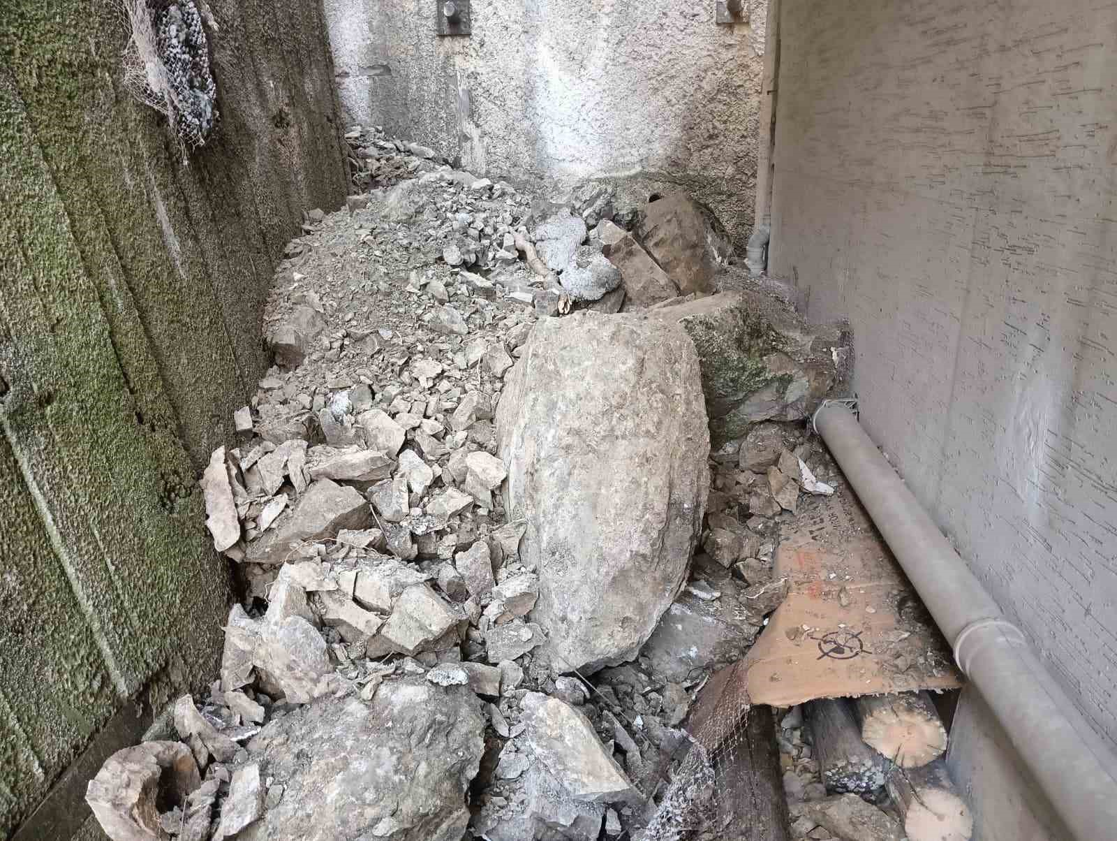 Üzerine gecekondular inşa edilen kayalıklardan düşen parçalar iki binanın mühürlenmesine neden oldu 10 uzerine gecekondular insa edilen kayaliklardan dusen parcalar iki binanin muhurlenmesine neden oldu 6 1w7phJUC