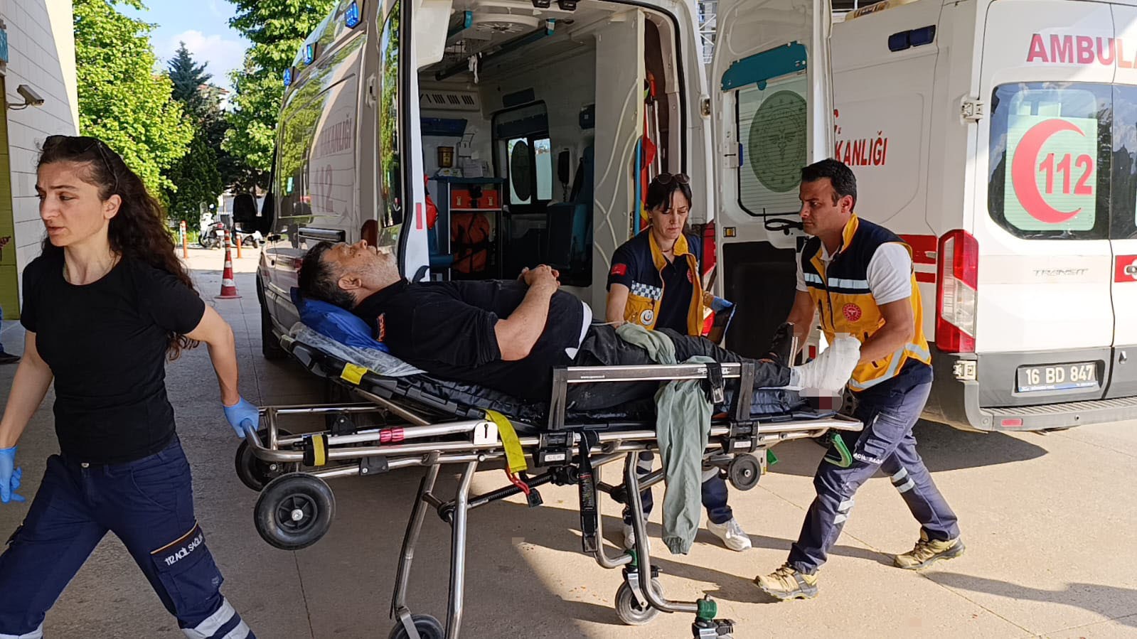 uzerine is makinesi devrilen isci yaralandi 0