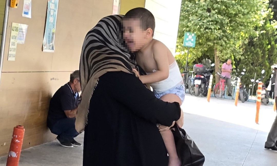 uzerine kaynar cay dokulen cocuk hastaneye kaldirildi 0 Lz8JurF4