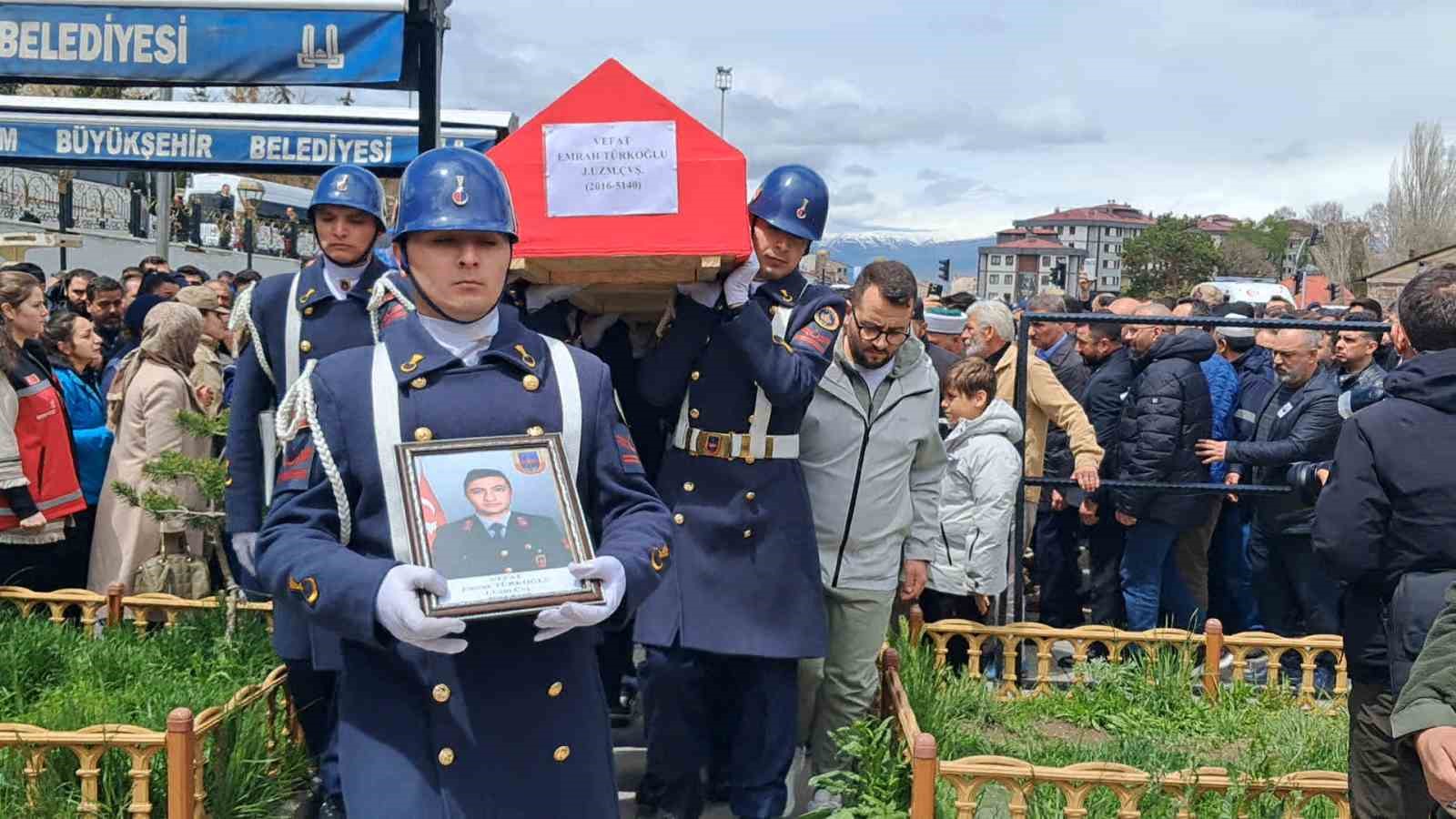uzman cavus emrah turkoglu son yolculuguna ugurlandi 1 KNTDBRw8