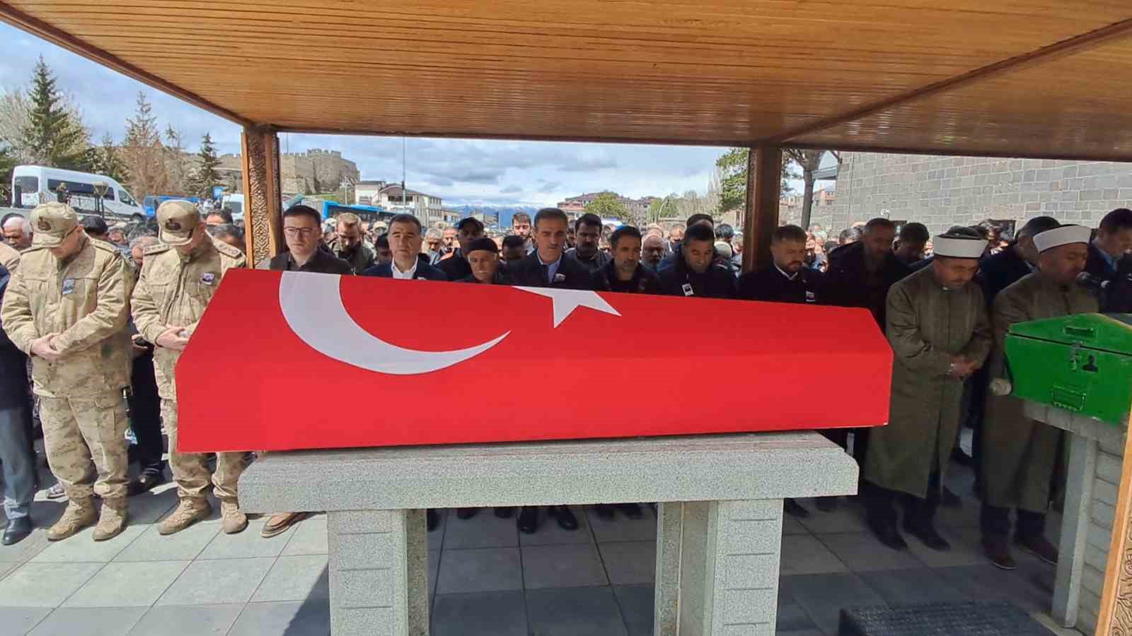 uzman cavus emrah turkoglu son yolculuguna ugurlandi 2 qaIEJM6t