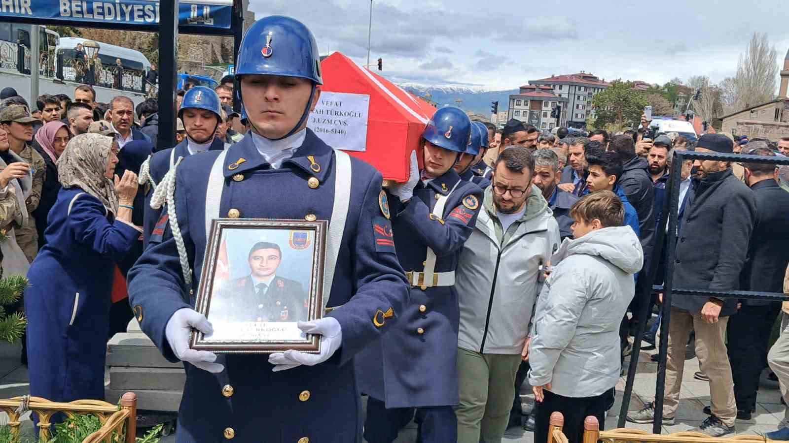 uzman cavus emrah turkoglu son yolculuguna ugurlandi 3 pQDyKnyM