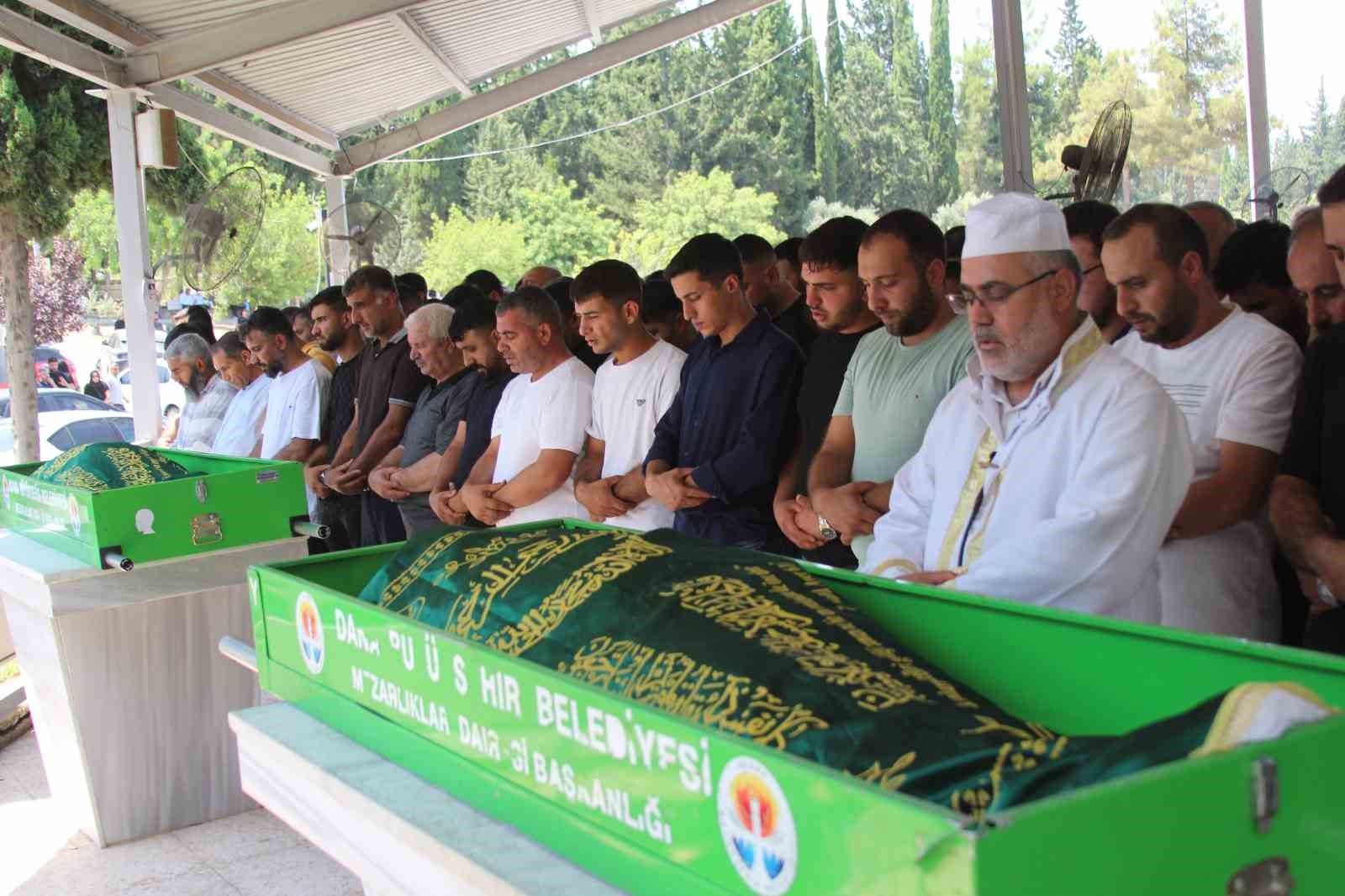 uzman cavus ogullarini yeni gorev yerine goturuyorlardi anne ve oglu yan yana topraga verildi IqzfMp6W