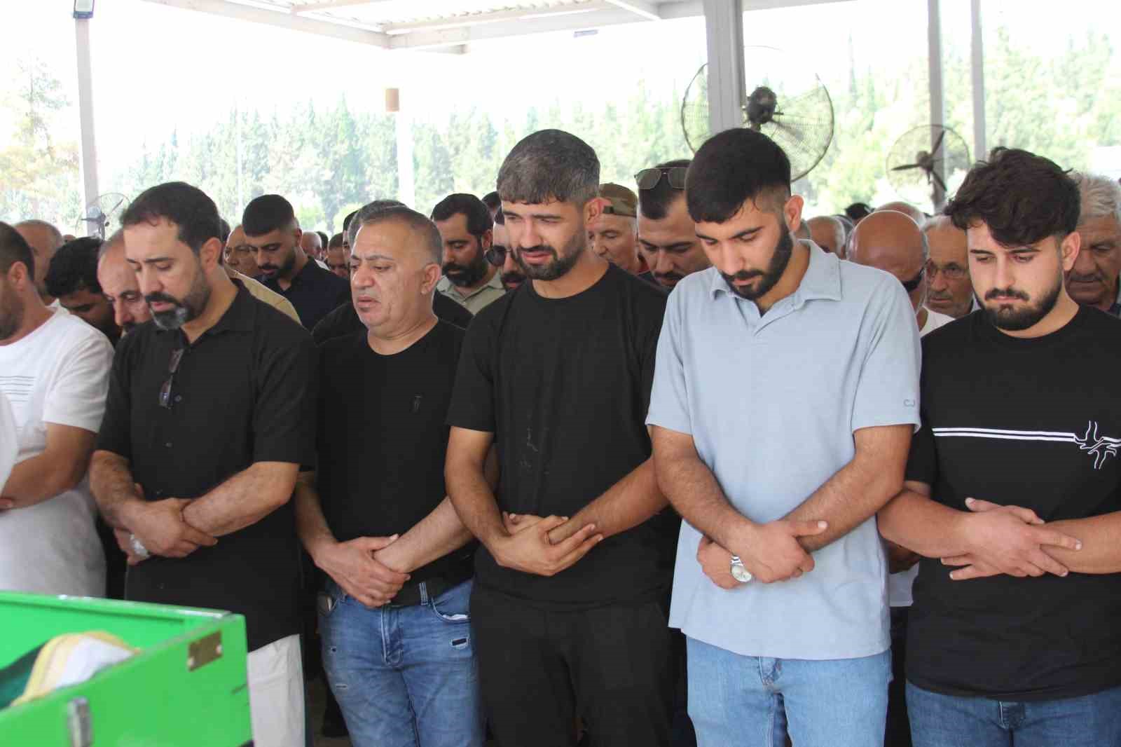 uzman cavus ogullarini yeni gorev yerine goturuyorlardi anne ve oglu yan yana topraga verildi QUyk1brZ