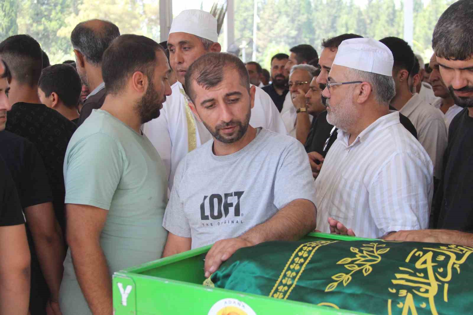 uzman cavus ogullarini yeni gorev yerine goturuyorlardi anne ve oglu yan yana topraga verildi