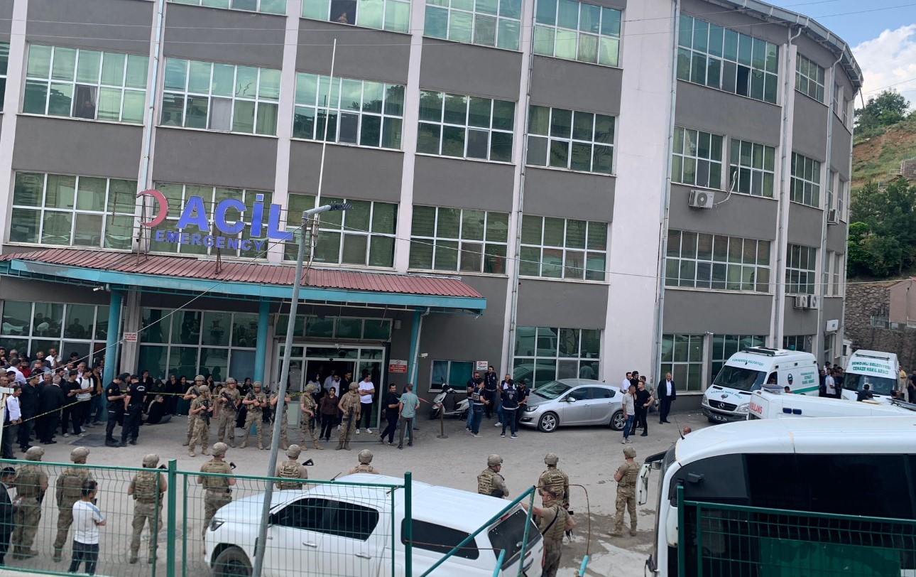 Uzman çavuşun katlettiği 4 kişinin cenazeleri Van’a gönderildi 6 uzman cavusun katlettigi 4 kisinin cenazeleri vana gonderildi 2 dtfIrjSJ