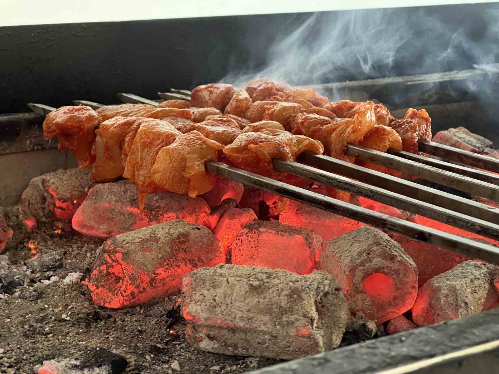 uzmani uyardi yanlis beslenmede zehirlenme ve kalp krizi riski var 1 8QdsLIdj