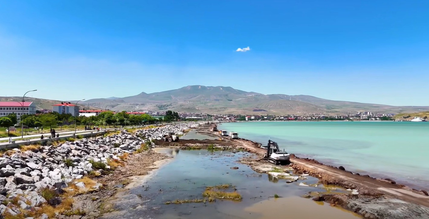 Uzmanından Tatvan sahilindeki dolgu çalışmasıyla ilgili bilimsel uyarı: "Van Gölü ekosistemi zarar görebilir" 5 uzmanindan tatvan sahilindeki dolgu calismasiyla ilgili bilimsel uyari van golu ekosistemi zarar gorebilir 1 LIis5m14