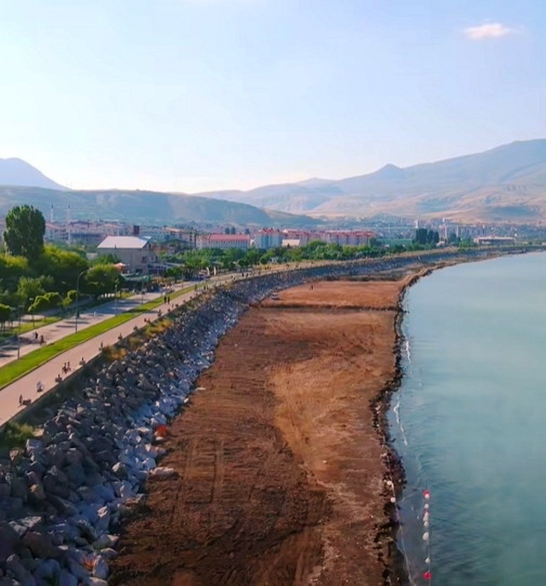 Uzmanından Tatvan sahilindeki dolgu çalışmasıyla ilgili bilimsel uyarı: "Van Gölü ekosistemi zarar görebilir" 8 uzmanindan tatvan sahilindeki dolgu calismasiyla ilgili bilimsel uyari van golu ekosistemi zarar gorebilir 4 kUDHD4Z9