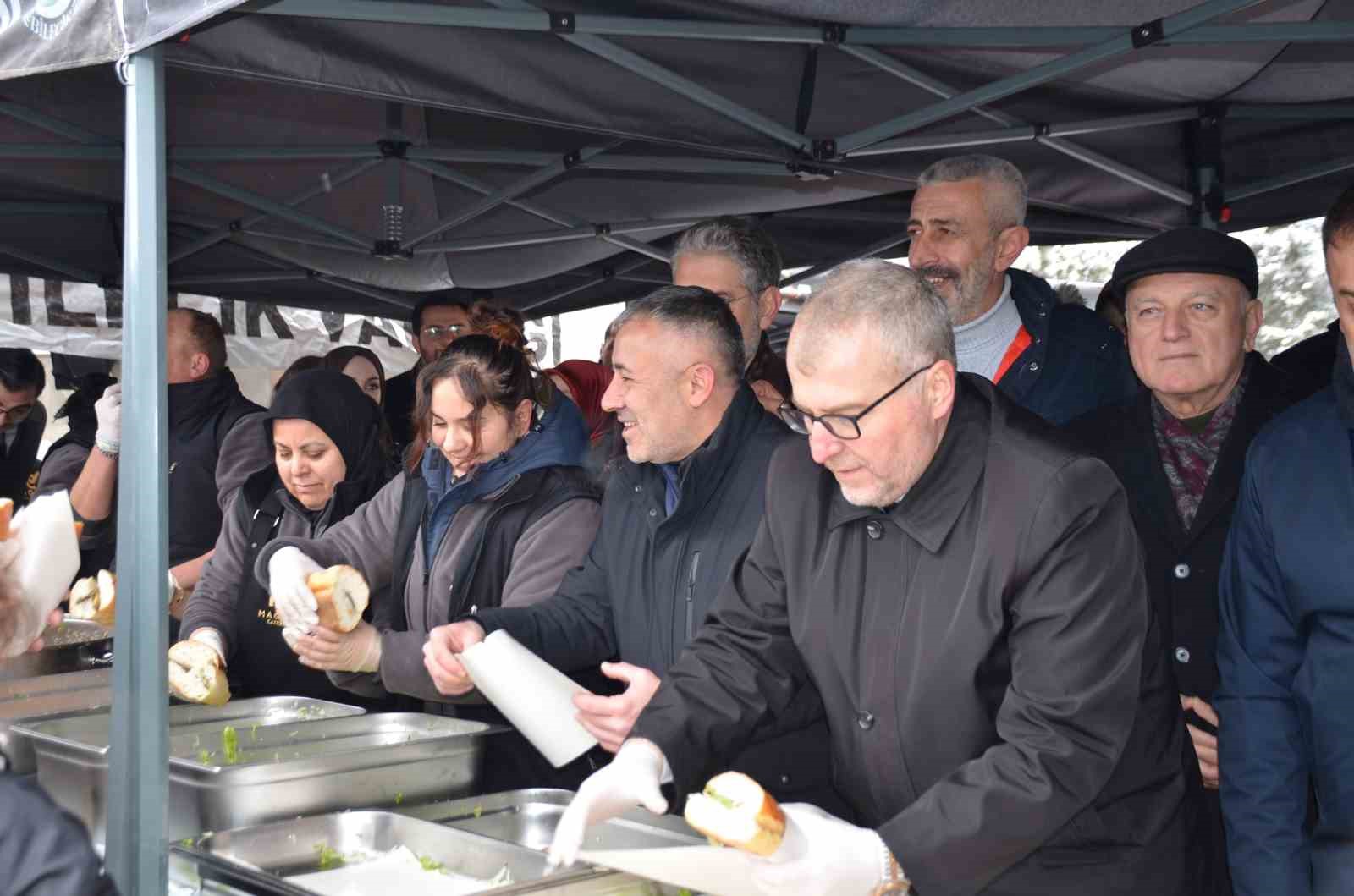 uzun kuyruklarin olustugu festivalde 2 ton 11 kilogram hamsi dagitildi 1 jH5cjIsP