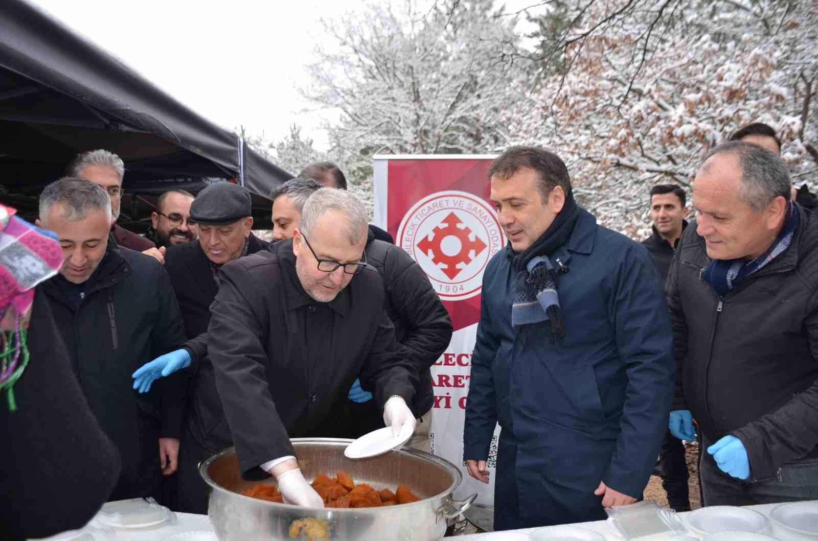 uzun kuyruklarin olustugu festivalde 2 ton 11 kilogram hamsi dagitildi 2 XWNJTp1F