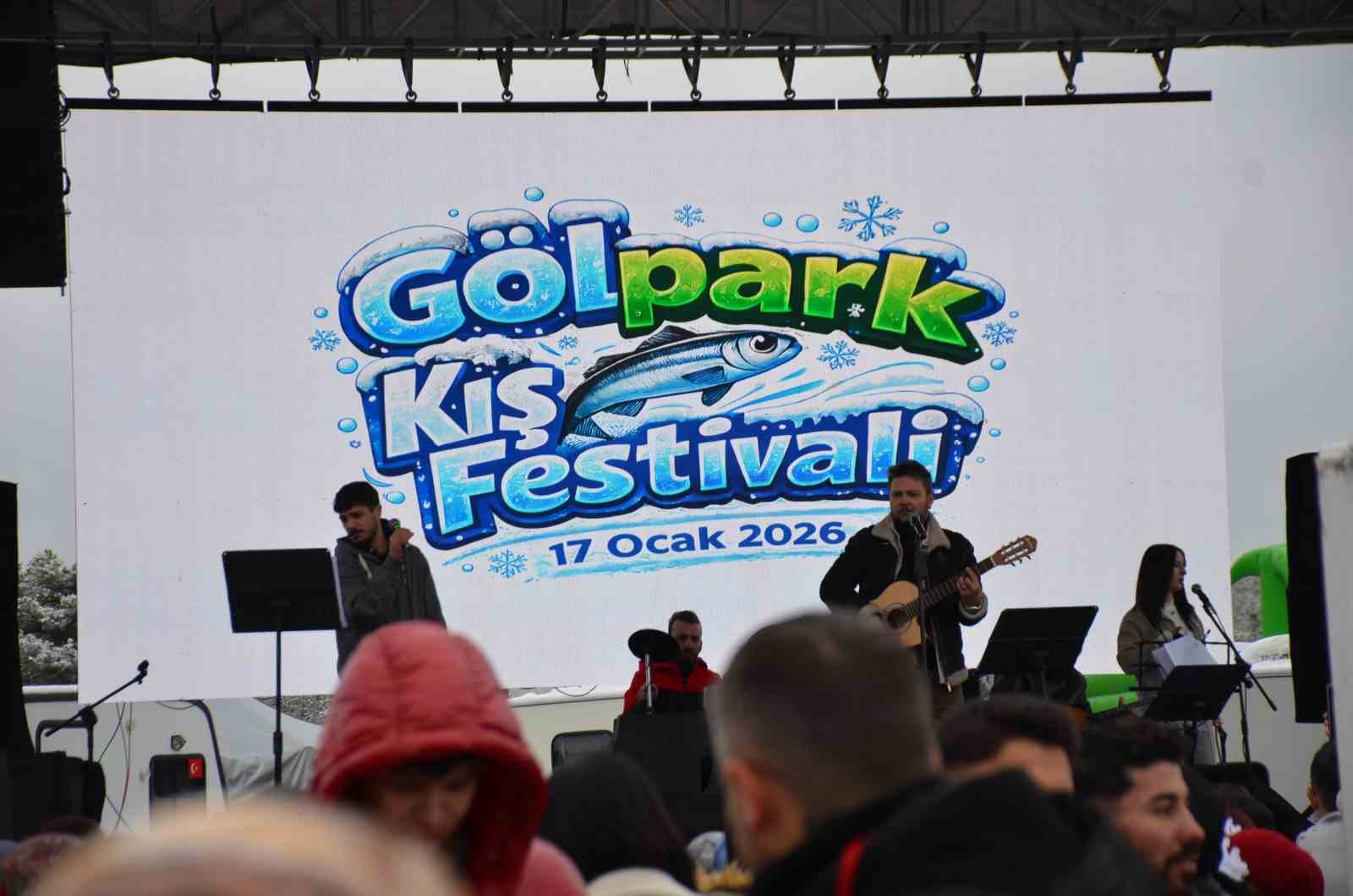 uzun kuyruklarin olustugu festivalde 2 ton 11 kilogram hamsi dagitildi 3 8SghJtqr
