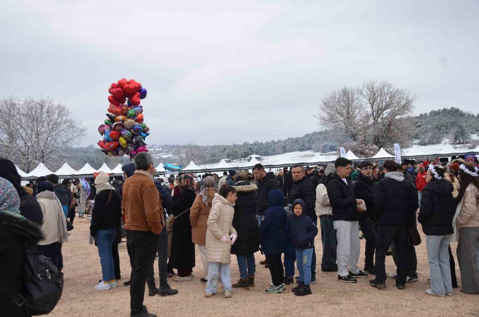 uzun kuyruklarin olustugu festivalde 2 ton 11 kilogram hamsi dagitildi 4 TtEuSitY