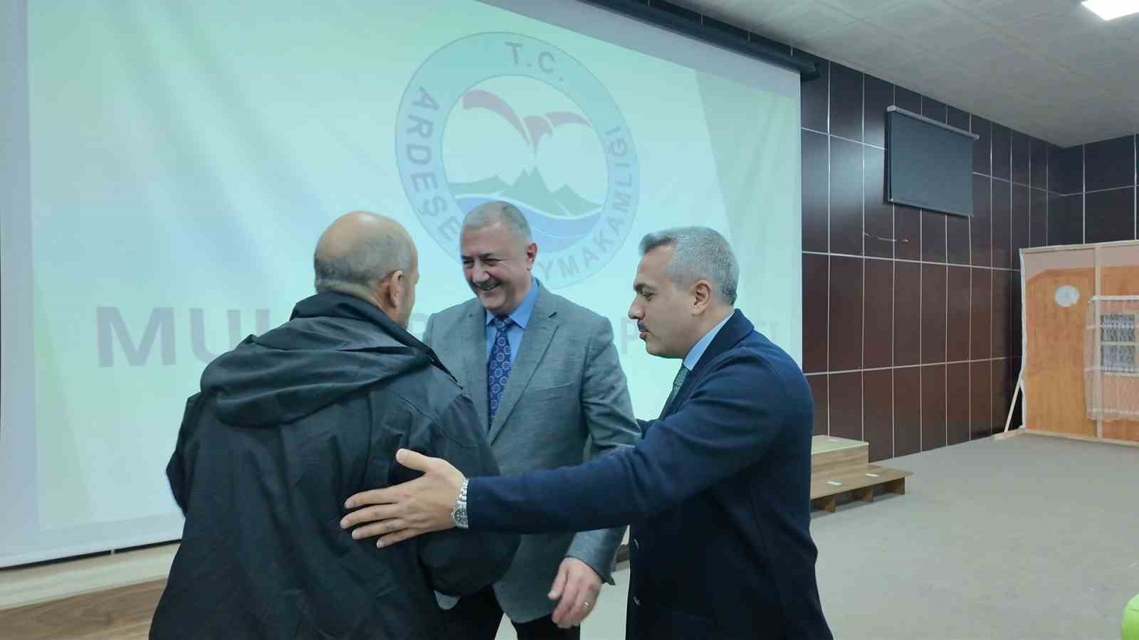 uzun suredir kus olan belediye baskani ve muhtari vali baristirdi 1 SrirQrEB
