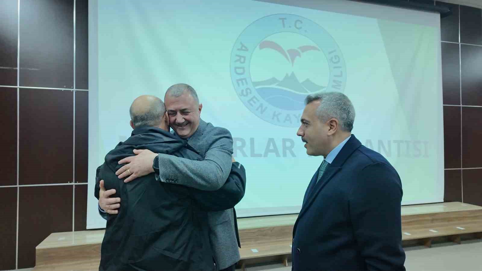 uzun suredir kus olan belediye baskani ve muhtari vali baristirdi 2 bR74sOic