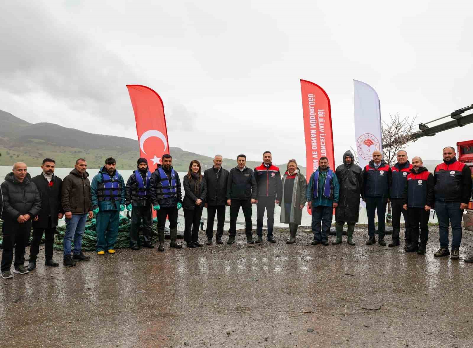 uzuncayir baraj golunde bir ilk 1 bucuk milyon yavru alabalik su ile bulustu 1 Il6ywvFn