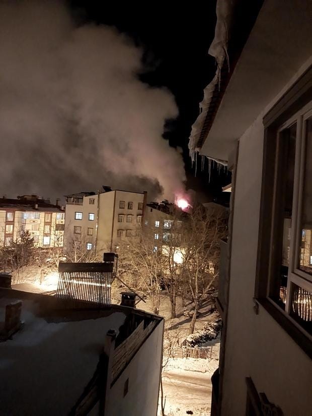 Uzundere’de çatı katı yangını korkuttu 5 uzunderede cati kati yangini korkuttu 1 mljObYAJ